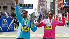 Bostono maratono nugalėtojai Lelisa Desisa Benti (Etiopijos bėgikas) ir Rita Jeptoo i&scaron; Kenijos