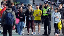 Maratono dalyvis kalbasi su policininku