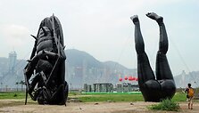 Honkongo menininko Tam Wai Pingo pripučiama skulptūros pavadinimu &bdquo;Falling into Mundane World&ldquo;
