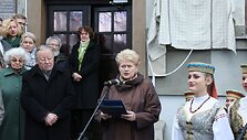 Meilei Luk&scaron;ienei skirtos atminimo lentos atidengimo ceremonija