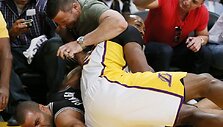 Nugriuvę Dwightas Howardas ir Tony Parkeris