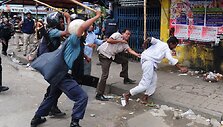 Banglade&scaron;o policija susirėmė su islamistų demonstrantais.