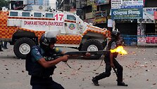 Banglade&scaron;o policininkai demonstrantus vaikė &scaron;audydami guminėmis kulkomis.