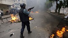 Banglade&scaron;o policininkas su ginklu rankose