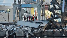 Italijoje konteinerinis laivas įsirėžė į laivybos valdymo bok&scaron;tą.