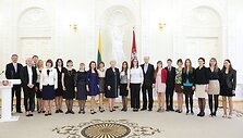 Dalia grybauskaitė apdovanojo Nacionalinio diktanto konkurso nugalėtojus