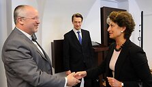 Juozas Olekas ir Europos gynybos agentūros direktorė Claude-France Arnould
