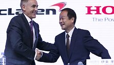 &bdquo;McLaren&ldquo; ekipos vadovas Martinas Whitmarshas ir &bdquo;Honda Motor&ldquo; prezidentas Takanobu Ito