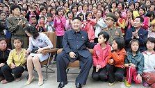 Kim Jong Unas su žmona Ri Sol Ju lankėsi vaikų stovykloje.