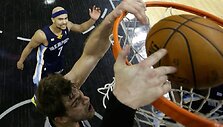 Tiago Splitterio dėjimas į krep&scaron;į