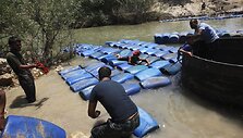 Per upę i&scaron; Sirijos į Turkiją bačkose plukdomas dyzelis