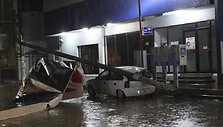 Nuvirtusio stulpo prispaustas automobilis