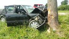 Į medį atsitrenkęs &bdquo;Audi&ldquo; automobilis