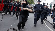 Nuo policijos bėgantis protestuotojas