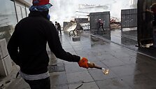 Protestuotojas su Molotovo kokteiliu rankoje