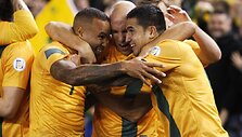 Australijos futbolininkai džiaugiasi įvarčiu.