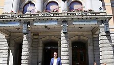 Oskaras Kor&scaron;unovas prie Oslo nacionalinio teatro 