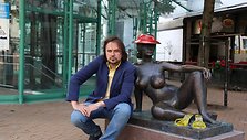 Oskaras Kor&scaron;unovas prie Skule Waksviko skulptūros Moteris krantinėje