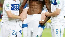 Mario Balotelli (be mar&scaron;kinėlių) su komandos draugais džiaugiasi įvarčiu.