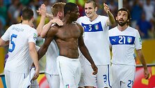 Mario Balotelli džiaugiasi įvarčiu su komandos draugais.