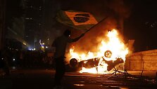Brazilijoje dega protestuotojų apverstas automobilis