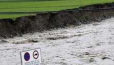 Ispanijoje patvinusi Garonos upė sugadino futbolo stadioną.