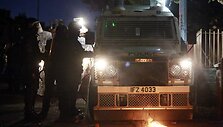 Molotovo kokteilis guli &scaron;alia policijos automobilio 