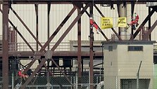 &bdquo;Greenpeace&ldquo; aktyvistai įsibrovė į Trikasteno branduolinę jėgainę.