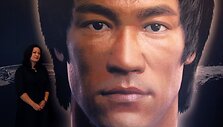 Bruce'o Lee dukra Shannon Lee stovi &scaron;alia savo brolio portreto.
