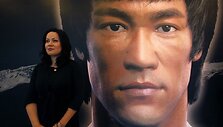 Bruce'o Lee dukra Shannon Lee stovi &scaron;alia savo brolio portreto.