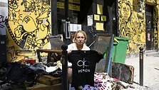 Inna Shevchenko prie tai kas liko po gaisro &bdquo;Femen&ldquo; biure.