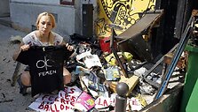 Inna Shevchenko prie tai kas liko po gaisro &bdquo;Femen&ldquo; biure.