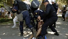 Policijos sulaikomas protestuotojas 