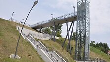 Nors liftas turėtų veikti, kol kas jis funkcionuoja principu &bdquo;žiūrėk, bet neliesk&ldquo;. Jis veikia tik tuomet, kai reikia parodyti komisijai
