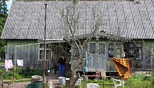 Namą, kuriame iki &scaron;iol gyvena Valteris Valenčius,  statė jo senelis. 1897 m. čia gimė  jo mama Marta Krischman.