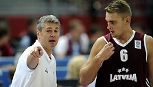 Latvijos krep&scaron;inio rinktinės treneris Ainars Bagatskis ir Rolands Freimanis