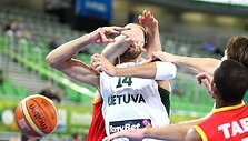 Pražanga prie&scaron; Joną Valančiūną