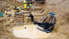 Archeologai dirba prie Pirmojo pasaulinio karo laikų požeminio tunelio. 