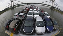 &bdquo;Ford&ldquo; automobiliai ant transporto laivo denio 