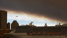 Krūmynų gaisrų sukelti dūmų debesys vir&scaron; Sidnėjaus