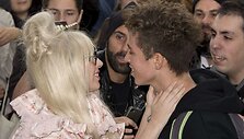 Lady Gaga prie gerbėjų