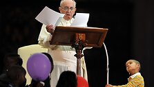Berniukas prie popiežiaus Pranci&scaron;kaus