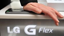 Demonstruojmas LG &bdquo;G Flex&ldquo; i&scaron;maniojo telefono tvirtumas