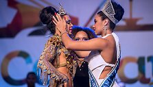 Leticia Martins Guimaraes (kairėje) ir 2013 Sambos karnavalo karalienė Evelyn da Silva