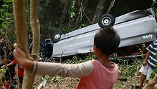 Apsivertęs Kinijos turistus vežęs autobusas