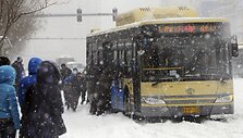 Harbine stumiamas autobusas