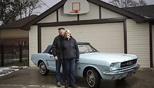 Pirmojo 1964-ųjų &bdquo;Ford Mustang&ldquo; pirkėja Gail Wise su savo vyru prie renovuoto automobilio