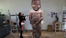 Besi&scaron;lapinančio Briuselio berniuko skulptūra i&scaron; &scaron;okolado
