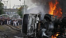 Indonezijoje traukinys susidūrė su dujas vežusiu sunkvežimiu.