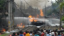 Indonezijoje traukinys susidūrė su dujas vežusiu sunkvežimiu.